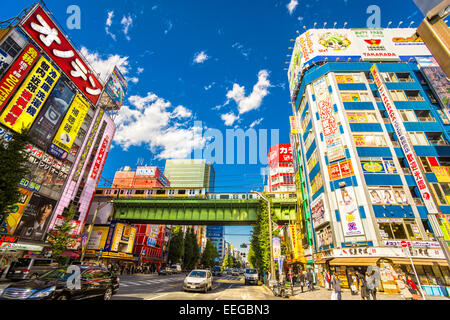 Tokio - 13 NOVEMBER: Akihabara Bezirk November13, 2014 in Tokio, JP. Der Bezirk ist ein Einkaufsviertel für elektronische, com Stockfoto