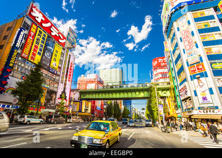 Tokio - 13 NOVEMBER: Akihabara Bezirk November13, 2014 in Tokio, JP. Der Bezirk ist ein Einkaufsviertel für elektronische, com Stockfoto