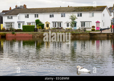 Ansicht des Dorfes touristische Meer zeigt eine alte Häuser und ein Schwan im nahe gelegenen Meer Teich schwimmend Stockfoto