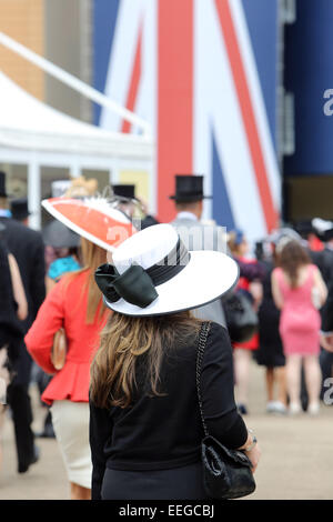 Royal Ascot-Mode Damen Tag Frau mit stilvollen hat Stockfoto