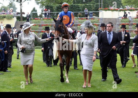 Royal Ascot, Armband mit Joseph O'Brien und Verbindung nach dem Gewinn der Ribblesdale Einsätze Stockfoto