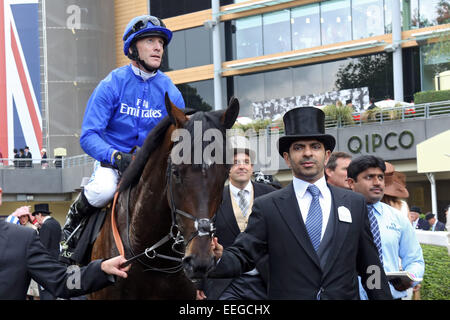 Royal Ascot Elite Armee Kieren Fallon mit Saeed bin Suroor oben und Trainer nach dem Gewinn der King George V Stakes Stockfoto