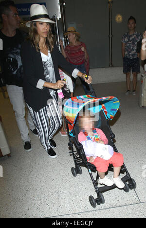 Jessica Alba Ankunft am Los Angeles International Airport (LAX) mit ihrem Ehemann Cash Warren und Töchter, Ehre und Haven mit: Jessica Alba, Haven Warren wo: Los Angeles, California, Vereinigte Staaten von Amerika bei: 16. Juli 2014 Stockfoto