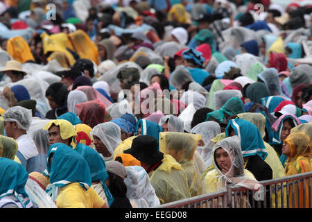 Manila, Philippinen. 18. Januar 2015. Menschen tragen Regenmäntel bei Regen gebracht tropischer Sturm Mekkhala während einer Messe in Manila, Philippinen, 18. Januar 2015. Mindestens 2.000 Familien wurden evakuiert in sechs Provinzen in Zentral-Philippinen als tropischer Sturm Mekkhala, lokal bekannt als Amang, zerschlagen das Land, die Staat Disaster Management Agency, sagte am Sonntag. Bildnachweis: Rouelle Umali/Xinhua/Alamy Live-Nachrichten Stockfoto