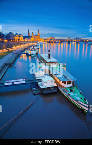 Dresden. Bild von Dresden, Deutschland während der blauen Dämmerstunde mit Elbe Fluss im Vordergrund. Stockfoto