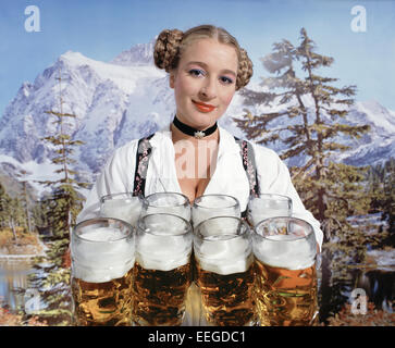 Hamburg, Deutschland, Frau im Dirndl mit Bierkruegen Stockfoto