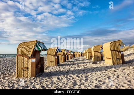 Strandkörbe am Ufer der Ostsee Stockfoto