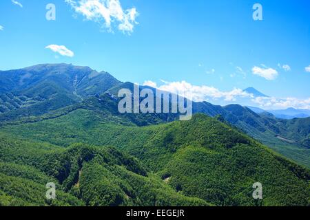 Mt. Kinpou und Mt. Fuji gesehen vom Mt. Mizugaki, japanischen Berg Stockfoto