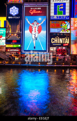 OSAKA, JAPAN - 24. NOVEMBER: The Glico Man leichte Billboard und andere Lichtspiele am 24. November 2014 in Dontonbori, Namba Osa Stockfoto