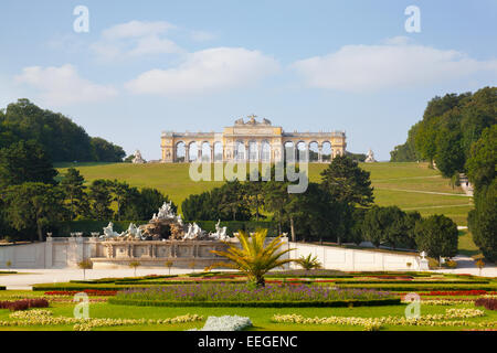 Blick auf die Gloriette Struktur und Neptunbrunnen in Schönbrunn, Wien, Österreich Stockfoto
