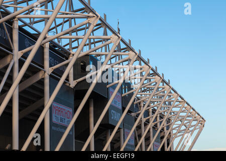 Äußere Schmiedearbeiten an Derby County Football Club, Hauptständer Stockfoto