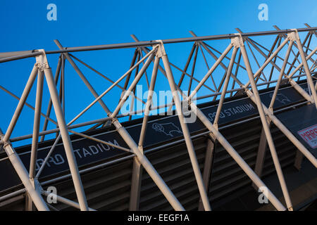 Äußere Schmiedearbeiten an Derby County Football Club, Hauptständer Stockfoto