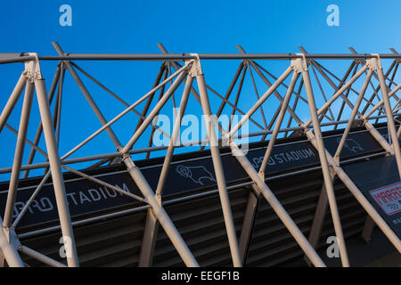 Äußere Schmiedearbeiten an Derby County Football Club, Hauptständer Stockfoto