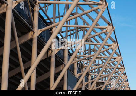 Äußere Schmiedearbeiten an Derby County Football Club, Hauptständer Stockfoto