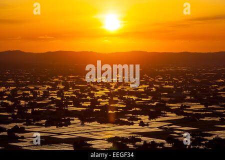 Sonnenuntergang auf überfluteten Reisfeld, Sankyoson, Toyama, Japan Stockfoto