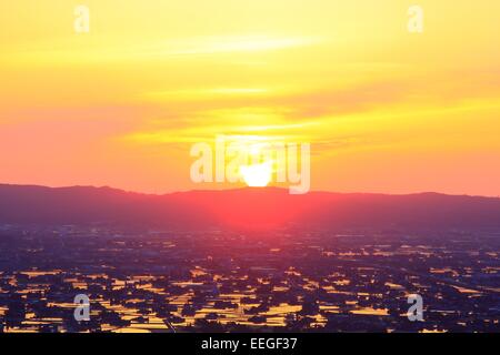 Sonnenuntergang auf überfluteten Reisfeld, Sankyoson, Toyama, Japan Stockfoto