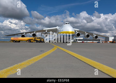 Schkeuditz, Deutschland, Sechsstrahliges Frachtflugzeug Antonov An-225?? Mrija?? Stockfoto