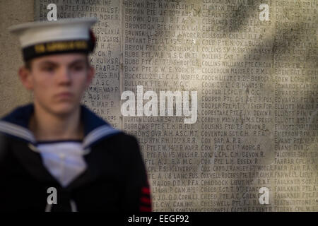 Marine Kadett steht Wache am Kriegerdenkmal Stockfoto