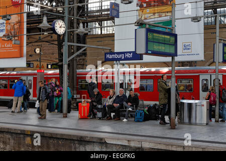 Hamburg, Deutschland, Passagiere warten auf einer Plattform in Hamburg Zentrum Stockfoto