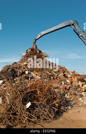 Kran mit rostigen Metall bei der Wiederverwertung Schrottplatz Stockfoto