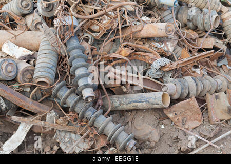 Haufen von schmutzigen verrostete Metallteile Stockfoto