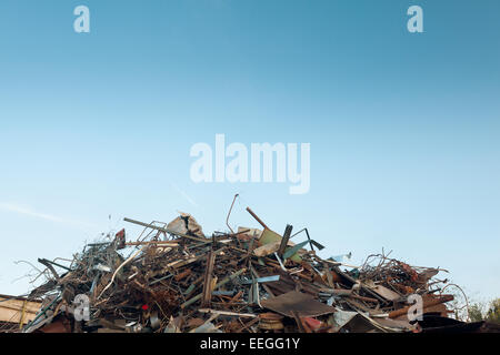 Haufen Schrott im recycling-Center, mit klaren, blauen Himmel Stockfoto