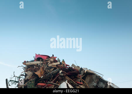 Haufen Schrott im recycling-Center, mit klaren, blauen Himmel Stockfoto