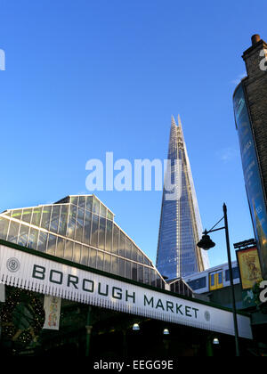 Borough Market Außenschild Eingang, berühmter beliebter internationaler Markt für Produkte mit „The Shard“ hinter der London Bridge Southwark London UK Stockfoto