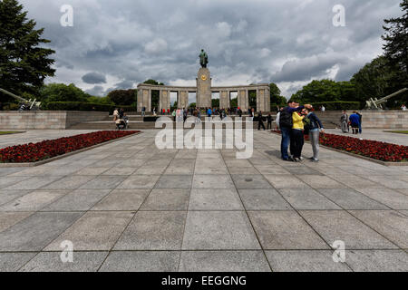 Berlin, Deutschland, Kranzniederlegung an das Sowjetische Ehrenmal im Tiergarten Stockfoto