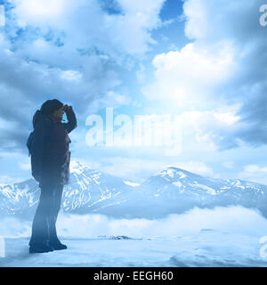 Schöne junge Frau blickte. Es gibt eine Top-Gipfel im Hintergrund Stockfoto