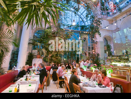 Café, Restaurant und Bar im Palmenhaus Burggarten in Österreich Stockfoto