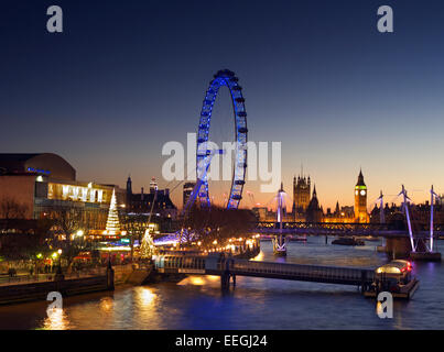 THAMES WEIHNACHTEN das London Eye und Festsaal an Weihnachten mit der Themse und Häuser des Parlaments bei Sonnenuntergang South Bank EG 1. Stockfoto