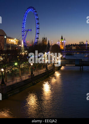 Das London Eye und das Festspielhaus zu Weihnachten mit Themse und Houses of Parliament im Sonnenuntergang South Bank EC1 Stockfoto