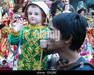 Tondo, Philippinen. 18. Januar 2015. Vor dem Papst Francis Heilige Messe in der Quirino-Tribüne, strömten Tausende von katholischen Gläubigen in Tondo Kirche bringen sie ihre Bilder von Sto. Nino oder Jesuskind für das jährliche Fest des Jesuskindes in Tondo Manila. Das fest fällt mit die letzte heilige Messe des Papstes Francis in Manila. Bildnachweis: Sherbien Dacalanio/Alamy Live-Nachrichten Stockfoto