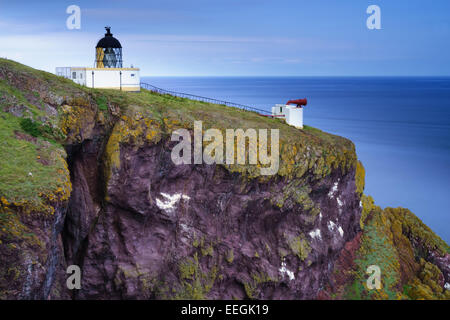 Der Leuchtturm und Nebelhorn auf den Klippen am St. Abbs Head, Schottland. Stockfoto