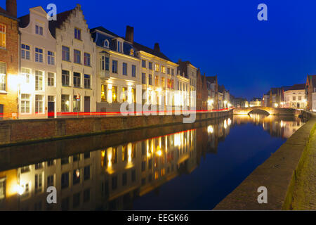 Spiegel der Nacht Kanal in Brügge, Belgien Stockfoto