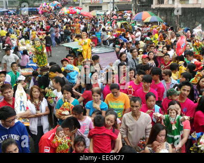 Tondo, Philippinen. 18. Januar 2015. Vor dem Papst Francis Heilige Messe in der Quirino-Tribüne, strömten Tausende von katholischen Gläubigen in Tondo Kirche bringen sie ihre Bilder von Sto. Nino oder Jesuskind für das jährliche Fest des Jesuskindes in Tondo Manila. Das fest fällt mit die letzte heilige Messe des Papstes Francis in Manila. Bildnachweis: Sherbien Dacalanio/Alamy Live-Nachrichten Stockfoto