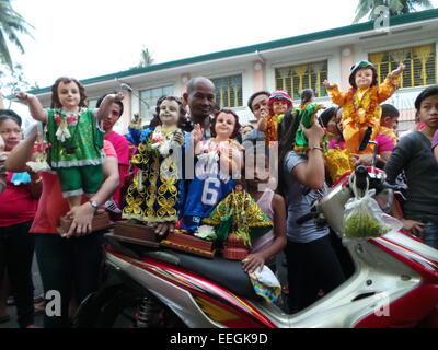 Tondo, Philippinen. 18. Januar 2015. Vor dem Papst Francis Heilige Messe in der Quirino-Tribüne, strömten Tausende von katholischen Gläubigen in Tondo Kirche bringen sie ihre Bilder von Sto. Nino oder Jesuskind für das jährliche Fest des Jesuskindes in Tondo Manila. Das fest fällt mit die letzte heilige Messe des Papstes Francis in Manila. Bildnachweis: Sherbien Dacalanio/Alamy Live-Nachrichten Stockfoto