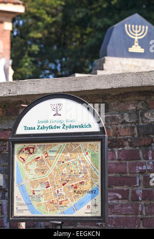Karte der Route zum jüdischen Erbe außerhalb des Neuen Jüdischen Friedhofs in Kazimierz, Krakau, Polen im September Stockfoto