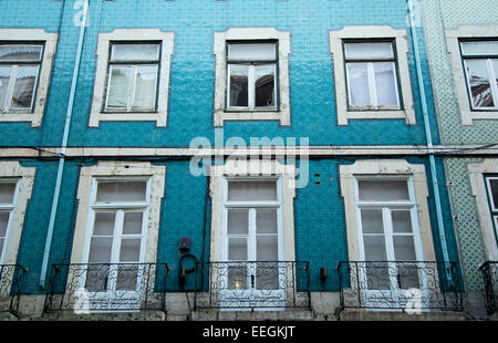 Lissabon - 10. Januar: Das äußere eines traditionellen portugiesischen Stadthauses am 10. Januar 2015, in Lissabon, Portugal. Portug Stockfoto