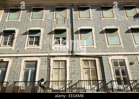 Lissabon - 10. Januar: Das äußere eines traditionellen portugiesischen Stadthauses am 10. Januar 2015, in Lissabon, Portugal. Portug Stockfoto