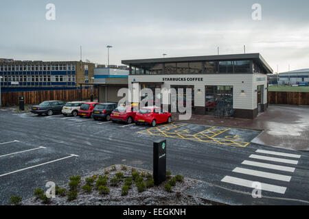 Starbucks Drive Thru Cleckheaton Bradford tut gut nach der Eröffnung im November 2014 © Paul Chambers/Alamy Live News Stockfoto