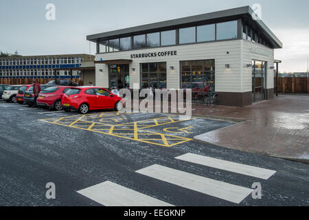 Bradford, UK. 18. Januar 2015. Alamy Live News: Wir entschuldigen uns für das Fehlen von Beschriftung für dieses Bild. Wir tun unser Bestes, um diesen Fehler zu beheben. Starbucks Drive Thru Cleckheaton Bradford tut gut nach der Eröffnung im November 2014. Drive Thru Kaffee Konzepte weiter Öffnung in ganz Großbritannien im Jahr 2015 ein wichtiger Trend für das kommende Jahr zu sein.  Bildnachweis: Paul Chambers/Alamy Live-Nachrichten Stockfoto