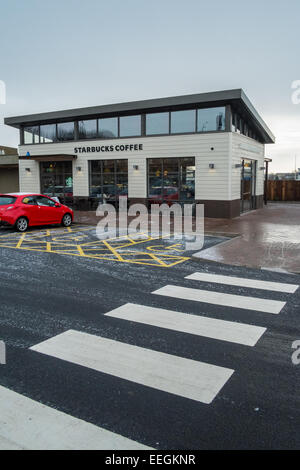 Bradford, UK. 18. Januar 2015. Alamy Live News: Wir entschuldigen uns für das Fehlen von Beschriftung für dieses Bild. Wir tun unser Bestes, um diesen Fehler zu beheben. Starbucks Drive Thru Cleckheaton Bradford tut gut nach der Eröffnung im November 2014. Drive Thru Kaffee Konzepte weiter Öffnung in ganz Großbritannien im Jahr 2015 ein wichtiger Trend für das kommende Jahr zu sein.  Bildnachweis: Paul Chambers/Alamy Live-Nachrichten Stockfoto