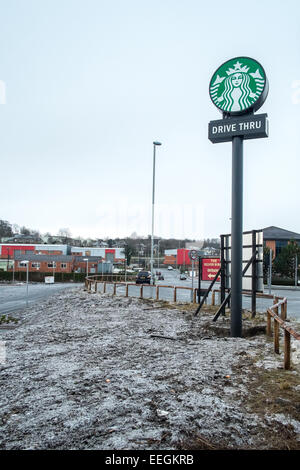 Bradford, UK. 18. Januar 2015. Starbucks Drive Thru Cleckheaton Bradford tut gut nach der Eröffnung im November 2014. Drive Thru Kaffee Konzepte weiter Öffnung in ganz Großbritannien im Jahr 2015 ein wichtiger Trend für das kommende Jahr zu sein.  Bildnachweis: Paul Chambers/Alamy Live-Nachrichten Stockfoto