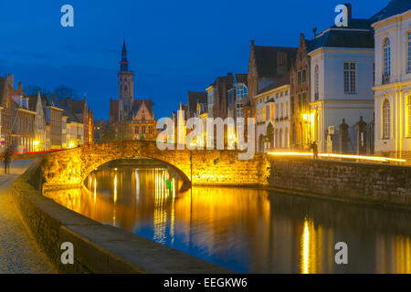 Spiegel der Nacht Kanal in Brügge, Belgien Stockfoto