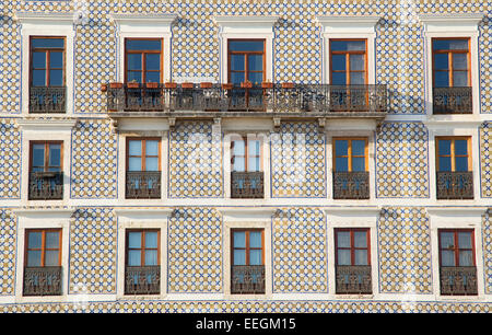 Lissabon - 10. Januar: Das äußere eines traditionellen portugiesischen Stadthauses am 10. Januar 2015, in Lissabon, Portugal. Portug Stockfoto