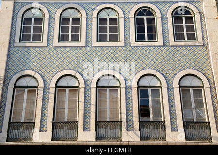 Lissabon - 10. Januar: Das äußere eines traditionellen portugiesischen Stadthauses am 10. Januar 2015, in Lissabon, Portugal. Portug Stockfoto