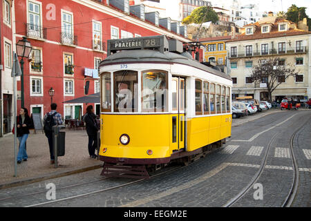 Lissabon - 9. Januar: Eine alte traditionelle Straßenbahn am 9. Januar 2015, in Lissabon, Portugal. Lissabons Straßenbahnlinie 28 gehört zu t Stockfoto