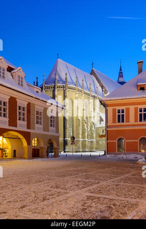 Nachtansicht über Brasov die wichtigsten Wahrzeichen, die schwarze Kirche, die größte gotische Kirche zwischen Wien und Istanbul, Turm Stockfoto